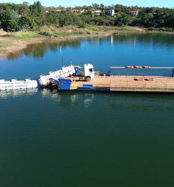 1 de 4 Parte da carreta ficou submersa, enquanto a outra permaneceu em cima da balsa. — Foto: Polícia Militar de Meio Ambiente/Divulgação