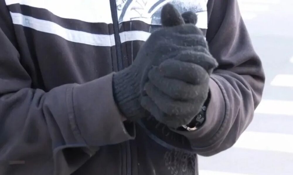 1 de 1 Blusa de frio luvas inverno baixas temperaturas morador Divinópolis — Foto: Reprodução/TV Integração