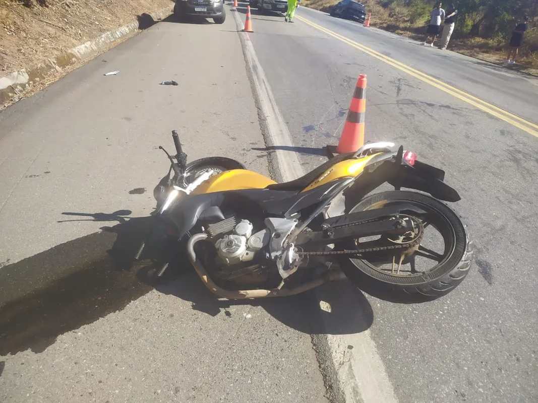 1 de 1 Motociclista foi socorrido em estado grave após acidente — Foto: PRF/Divulgação