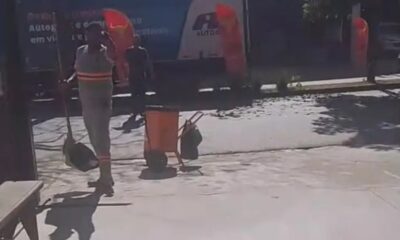 Morador discute com gari e espalha lixo recolhido em rua de Divinópolis — Foto: Reprodução/Redes Sociais