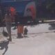 Morador discute com gari e espalha lixo recolhido em rua de Divinópolis — Foto: Reprodução/Redes Sociais