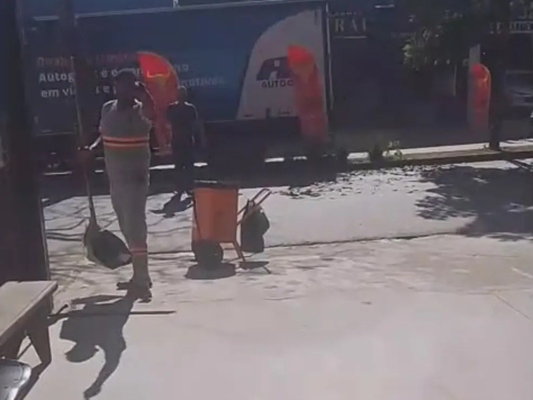 Morador discute com gari e espalha lixo recolhido em rua de Divinópolis — Foto: Reprodução/Redes Sociais