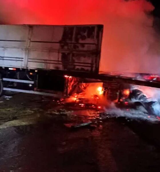 Carreta pega fogo após acidente em Carmópolis de Minas — Foto: Corpo de Bombeiros/Divulgação
