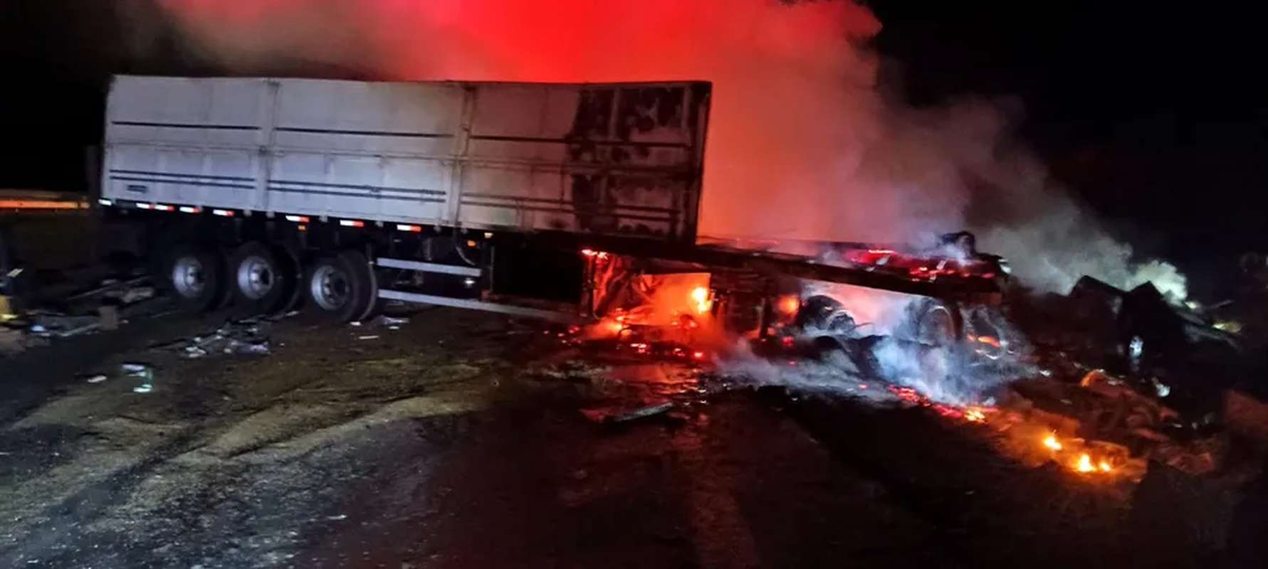 Carreta pega fogo após acidente em Carmópolis de Minas — Foto: Corpo de Bombeiros/Divulgação