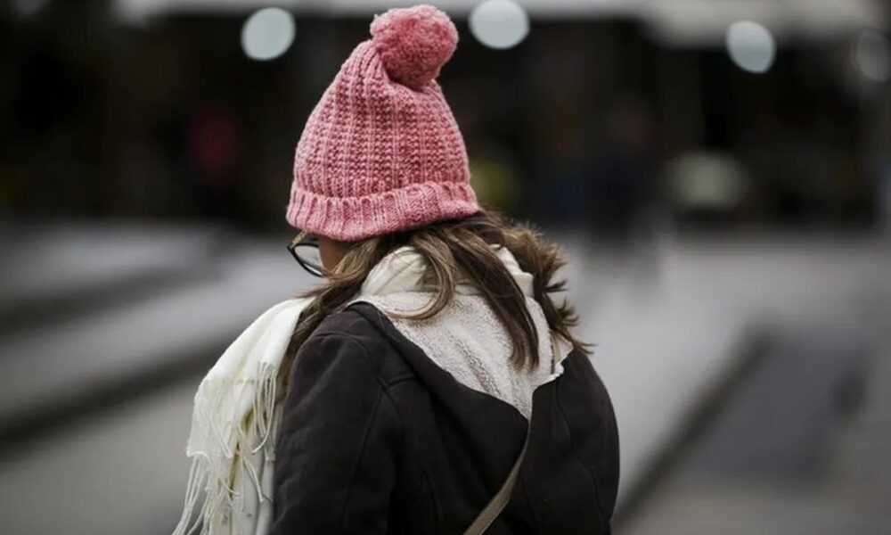 Mulher vestida com roupas de frio — Foto: Mateus Bruxel/ Agencia RBS