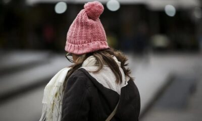Mulher vestida com roupas de frio — Foto: Mateus Bruxel/ Agencia RBS