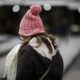 Mulher vestida com roupas de frio — Foto: Mateus Bruxel/ Agencia RBS