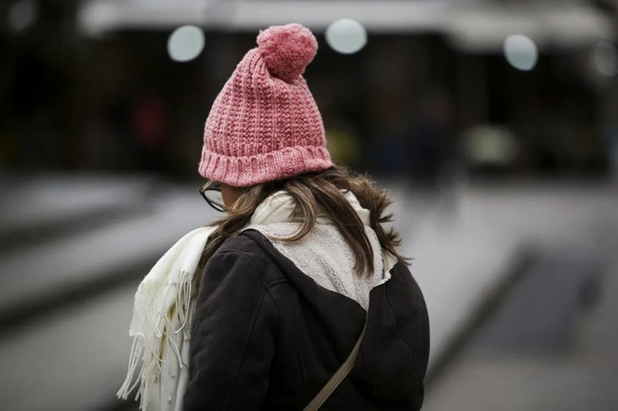 Mulher vestida com roupas de frio — Foto: Mateus Bruxel/ Agencia RBS