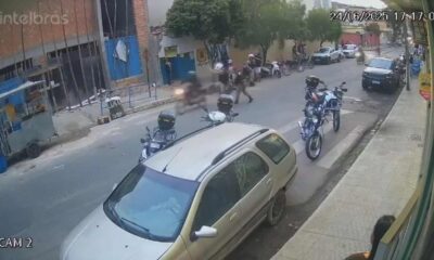 Motociclista sem habilitação joga moto contra policiais para fugir de blitz e acaba preso em Nova Serrana — Foto: g1