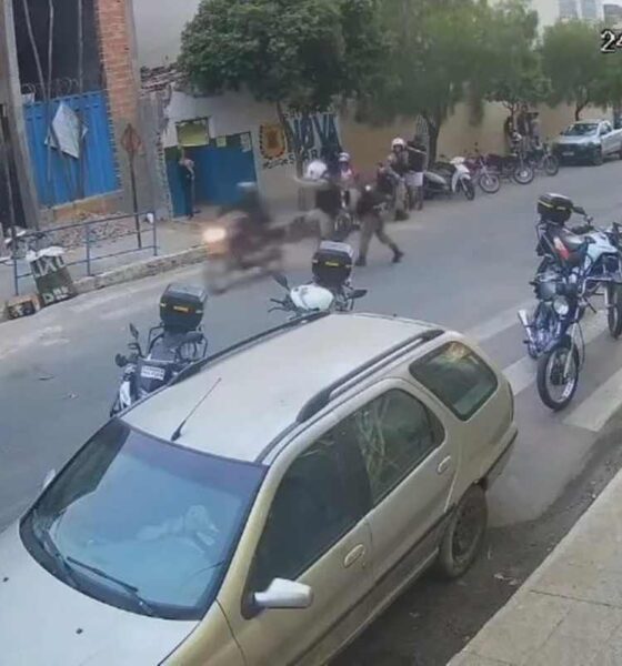 Motociclista sem habilitação joga moto contra policiais para fugir de blitz e acaba preso em Nova Serrana — Foto: g1