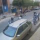 Motociclista sem habilitação joga moto contra policiais para fugir de blitz e acaba preso em Nova Serrana — Foto: g1