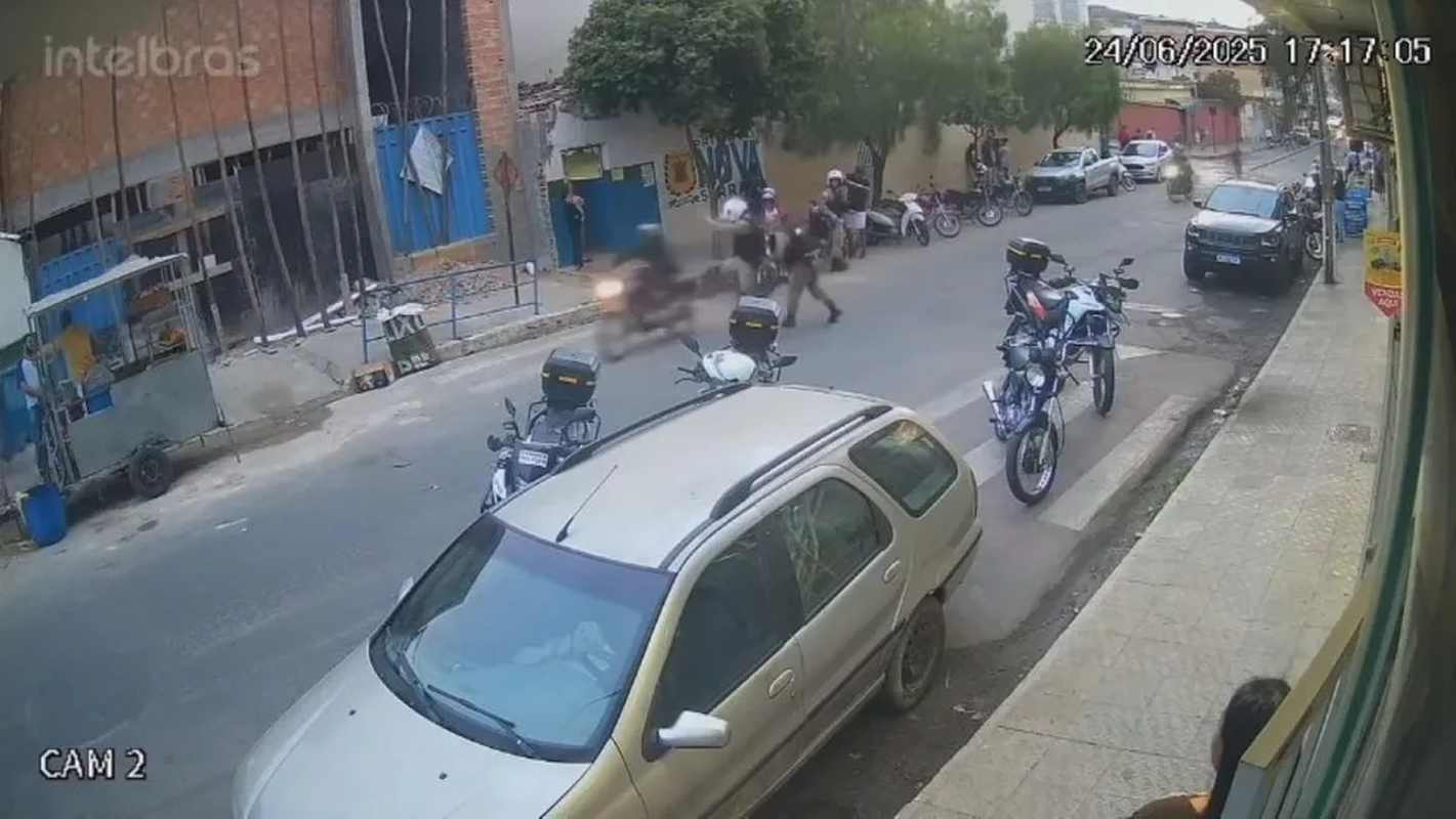 Motociclista sem habilitação joga moto contra policiais para fugir de blitz e acaba preso em Nova Serrana — Foto: g1