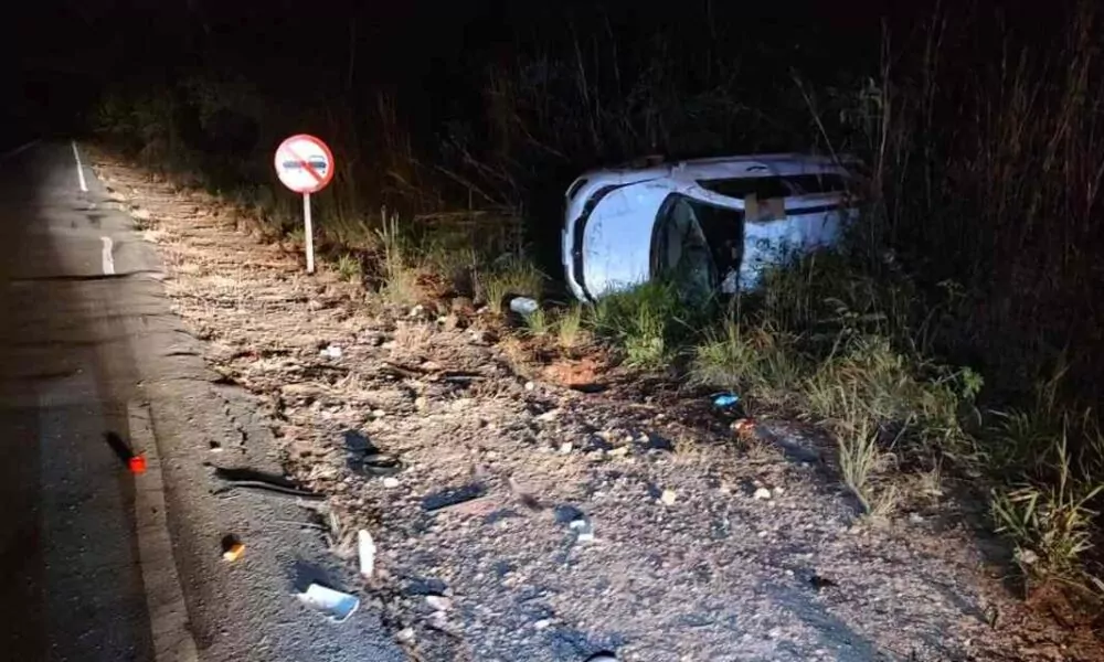 Motorista fica ferido após capotamento na MG-260 em Itapecerica - Fonte: PortalVHNews