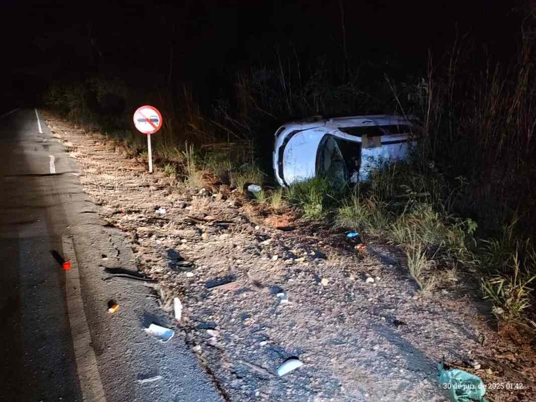 Motorista fica ferido após capotamento na MG-260 em Itapecerica - Fonte: PortalVHNews