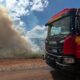 Bombeiros combatem incêndio em lote vago em Pará de Minas — Foto: Corpo de Bombeiros/Divulgação