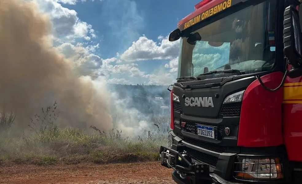 Bombeiros combatem incêndio em lote vago em Pará de Minas — Foto: Corpo de Bombeiros/Divulgação