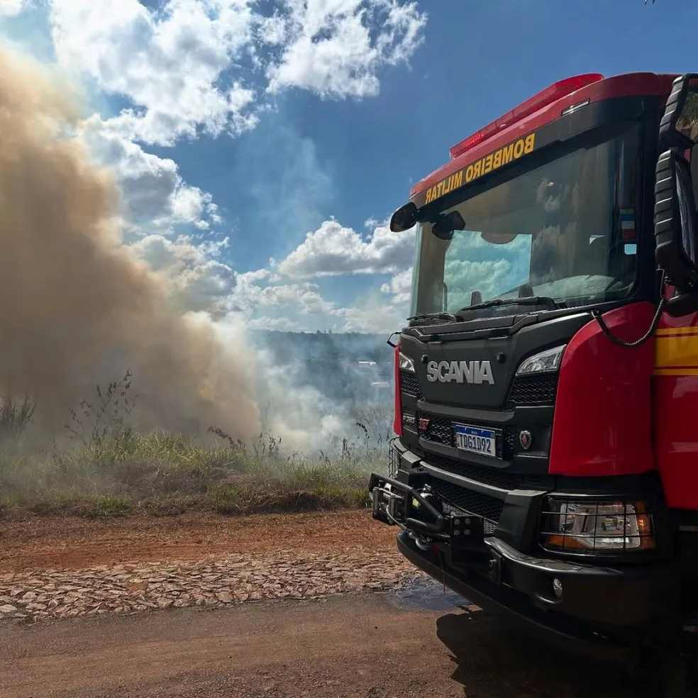 Bombeiros combatem incêndio em lote vago em Pará de Minas — Foto: Corpo de Bombeiros/Divulgação