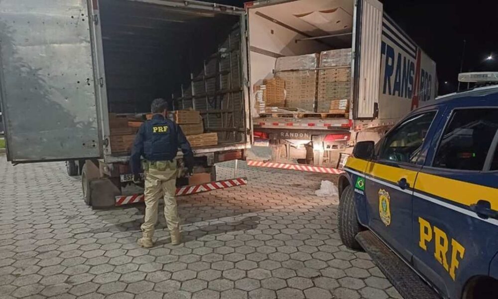 Carga devolvida de caminhão em Oliveira — Foto: Policia Rodoviária Federal/ Divulgação