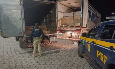 Carga devolvida de caminhão em Oliveira — Foto: Policia Rodoviária Federal/ Divulgação