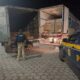 Carga devolvida de caminhão em Oliveira — Foto: Policia Rodoviária Federal/ Divulgação