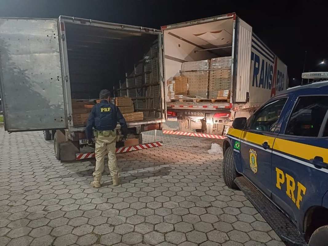 Carga devolvida de caminhão em Oliveira — Foto: Policia Rodoviária Federal/ Divulgação