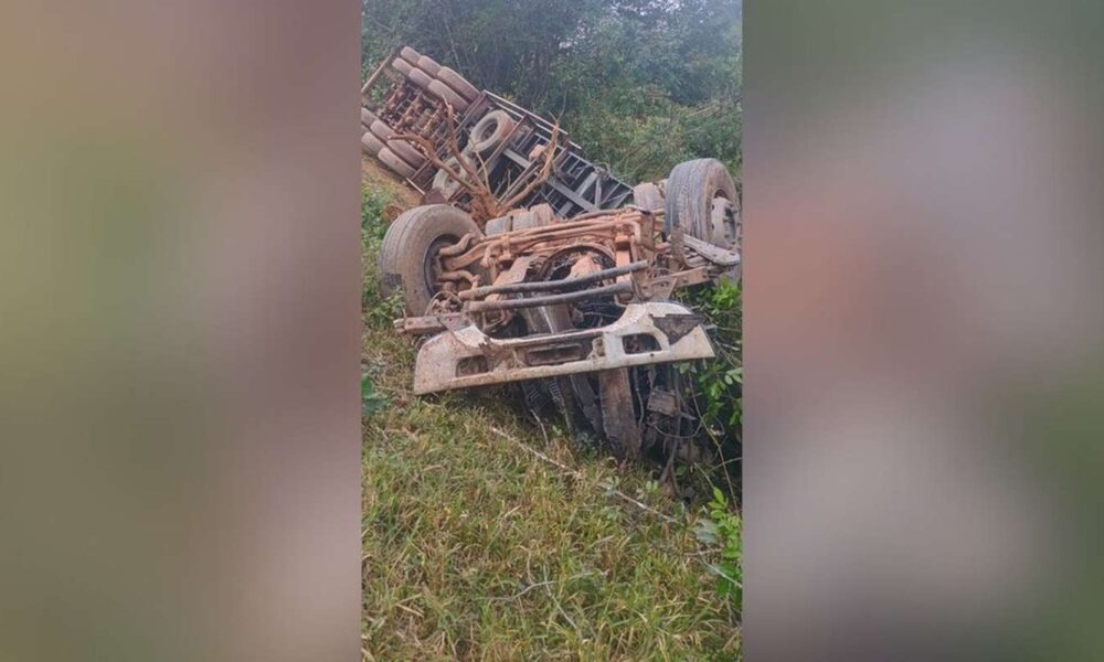 Carreta cai em ribanceira perto da 'curva da morte' na BR-354 e motorista fica em estado grave em Formiga — Foto: PMRv/Divulgação
