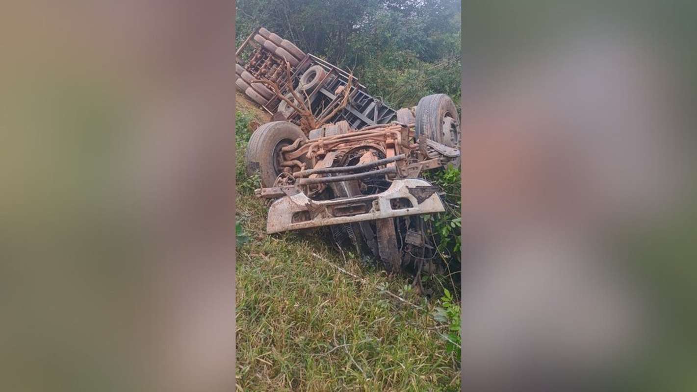 Carreta cai em ribanceira perto da 'curva da morte' na BR-354 e motorista fica em estado grave em Formiga — Foto: PMRv/Divulgação