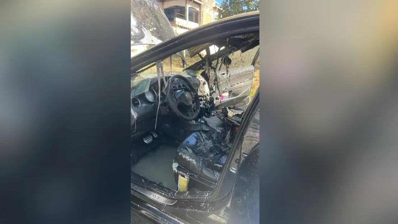 Carro fica destruído após pegar fogo no Bairro Bom Pastor, em Divinópolis 18-06-2025 — Foto: Corpo de Bombeiros/Divulgação