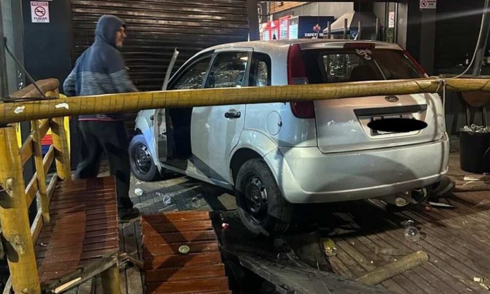 Carro invade bar em Divinópolis — Foto: Redes Sociais