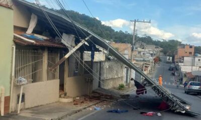 Cobertura metálica de casa desaba e atinge rede elétrica em Itaúna — Foto: Corpo de Bombeiros/Divulgação