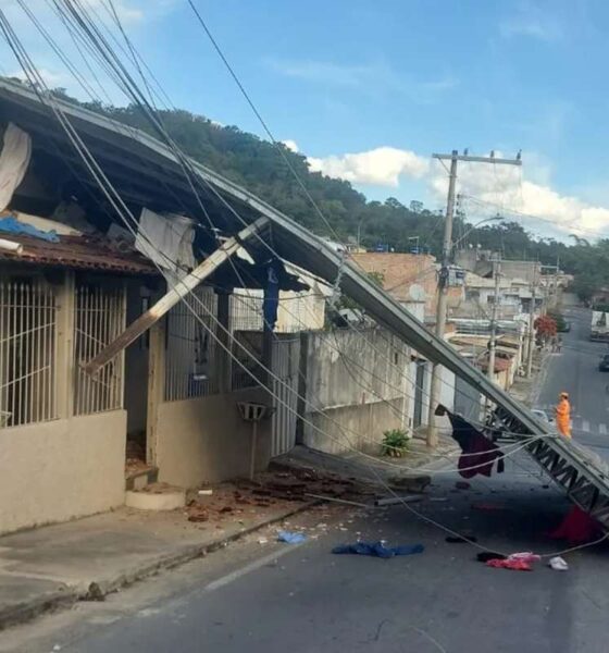 Cobertura metálica de casa desaba e atinge rede elétrica em Itaúna — Foto: Corpo de Bombeiros/Divulgação