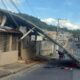 Cobertura metálica de casa desaba e atinge rede elétrica em Itaúna — Foto: Corpo de Bombeiros/Divulgação