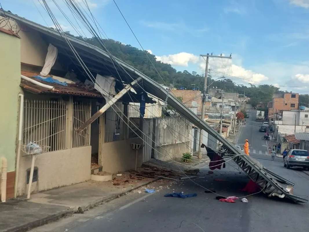 Cobertura metálica de casa desaba e atinge rede elétrica em Itaúna — Foto: Corpo de Bombeiros/Divulgação