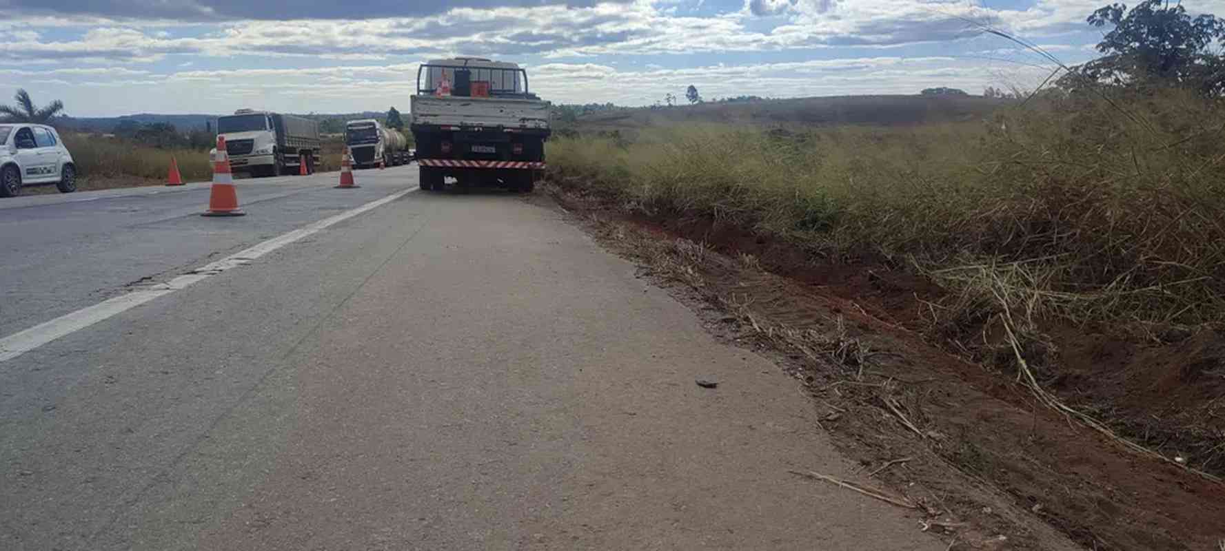 Funcionário de terceirizada morre enquanto trabalhava na BR-262, em Córrego Danta — Foto: PRF/Divulgação