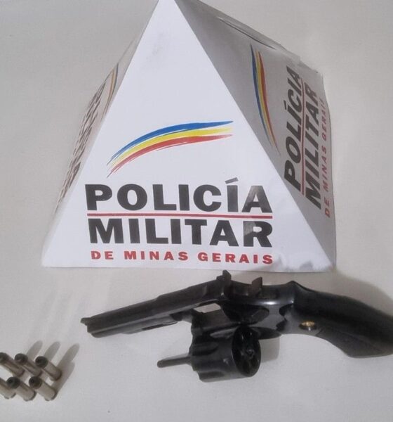Homem foge após bater em carro estacionado e é preso com arma e sinais de embriaguez em Pimenta — Foto: Polícia Militar/ Divulgação