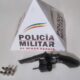 Homem foge após bater em carro estacionado e é preso com arma e sinais de embriaguez em Pimenta — Foto: Polícia Militar/ Divulgação
