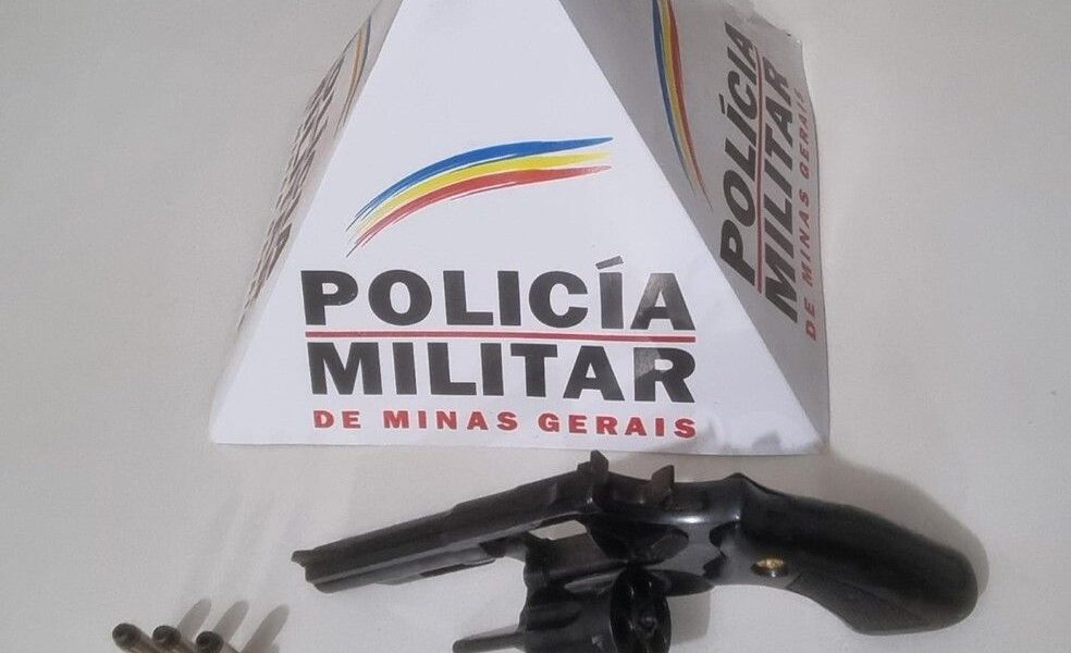 Homem foge após bater em carro estacionado e é preso com arma e sinais de embriaguez em Pimenta — Foto: Polícia Militar/ Divulgação