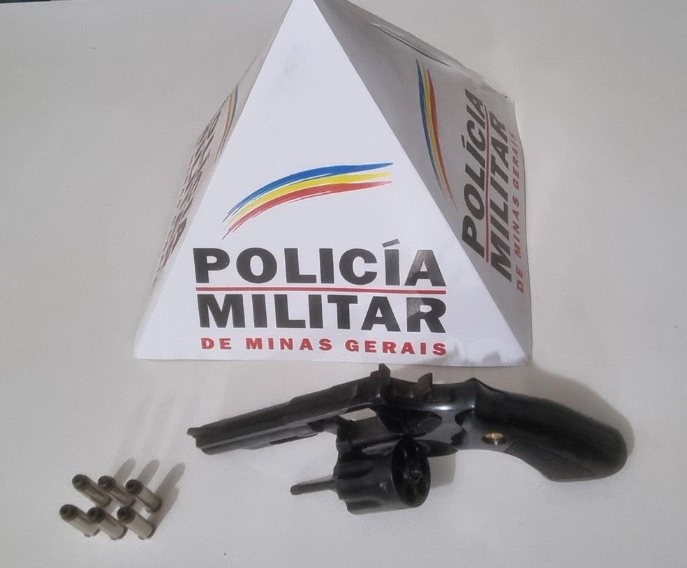 Homem foge após bater em carro estacionado e é preso com arma e sinais de embriaguez em Pimenta — Foto: Polícia Militar/ Divulgação