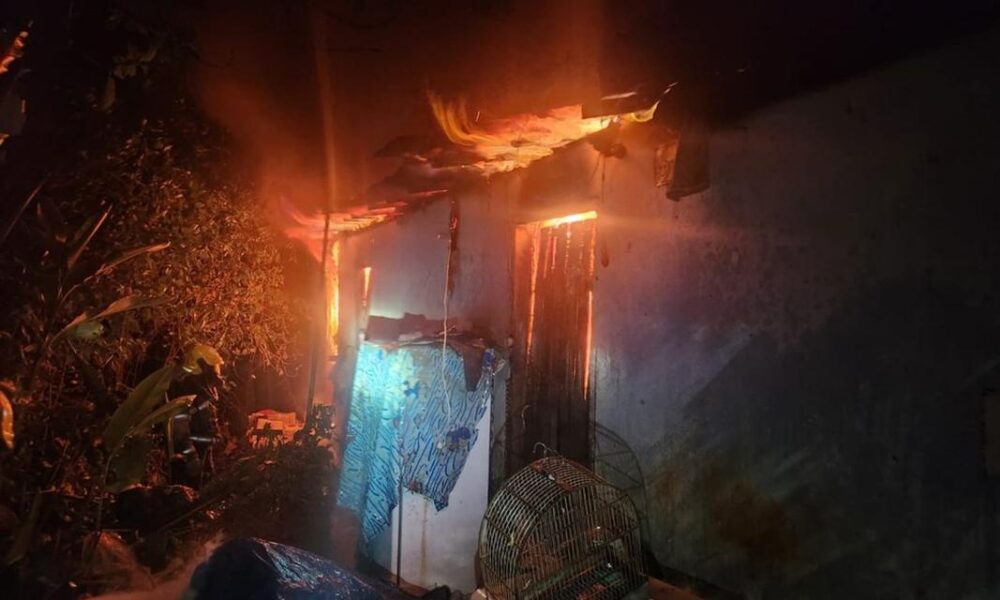 Incêndio destrói casa no Bairro Novo Horizonte, em Formiga — Foto: Corpo de Bombeiros/Divulgação