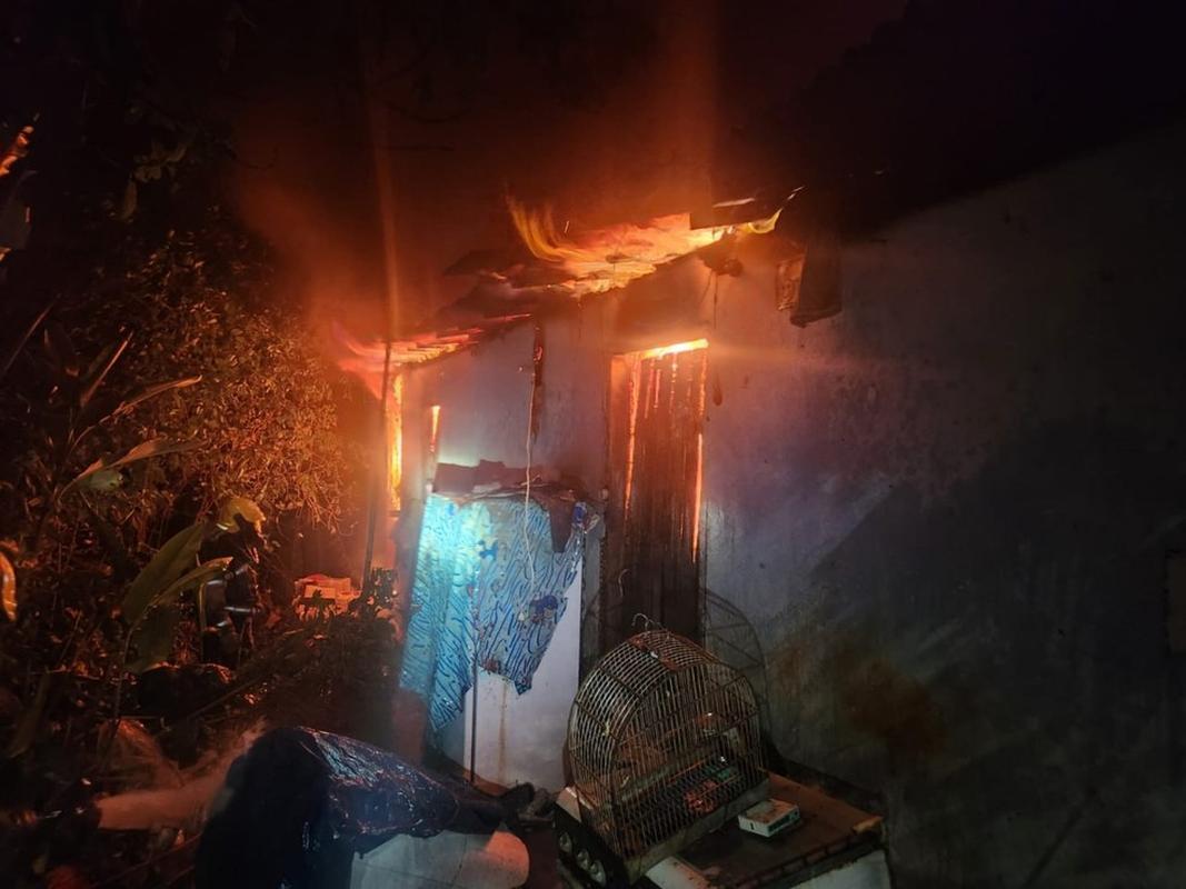Incêndio destrói casa no Bairro Novo Horizonte, em Formiga — Foto: Corpo de Bombeiros/Divulgação