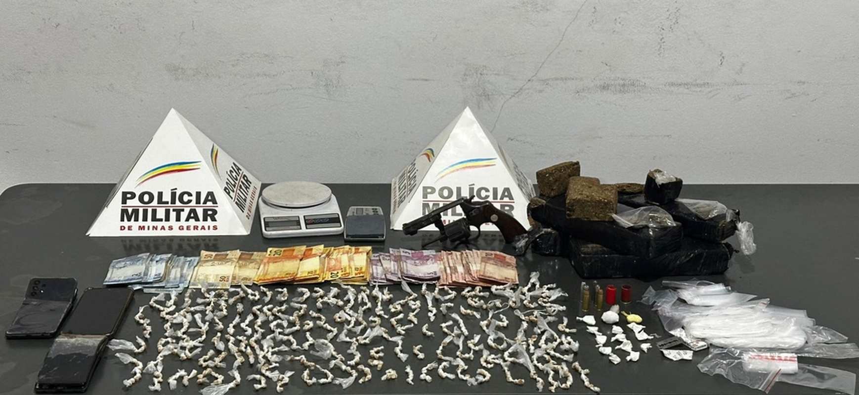 Material apreendido pela PM após operação em Papagaios — Foto: PM/Divulgação