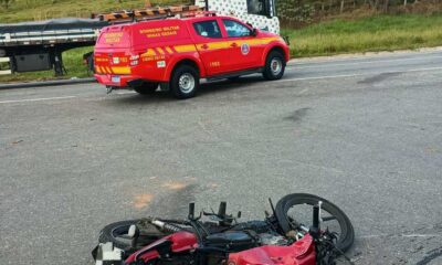 Moto fica caída na BR-494 após acidente com caminhão — Foto: Corpo de Bombeiros/Divulgação
