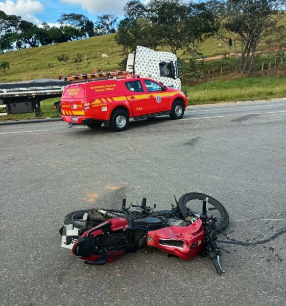 Moto fica caída na BR-494 após acidente com caminhão — Foto: Corpo de Bombeiros/Divulgação