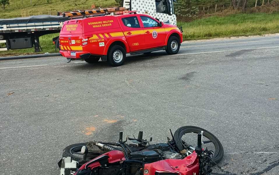 Moto fica caída na BR-494 após acidente com caminhão — Foto: Corpo de Bombeiros/Divulgação