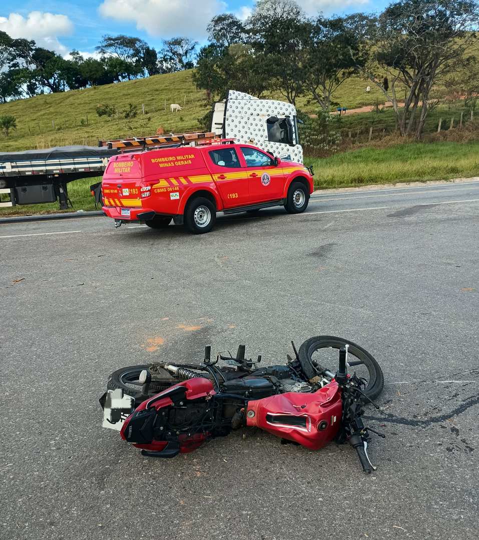 Moto fica caída na BR-494 após acidente com caminhão — Foto: Corpo de Bombeiros/Divulgação