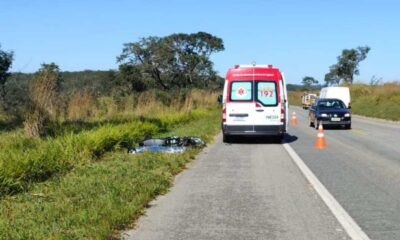 Motociclista morre em acidente envolvendo uma camionete em Divinópolis — Foto: SAMU/Divulgação