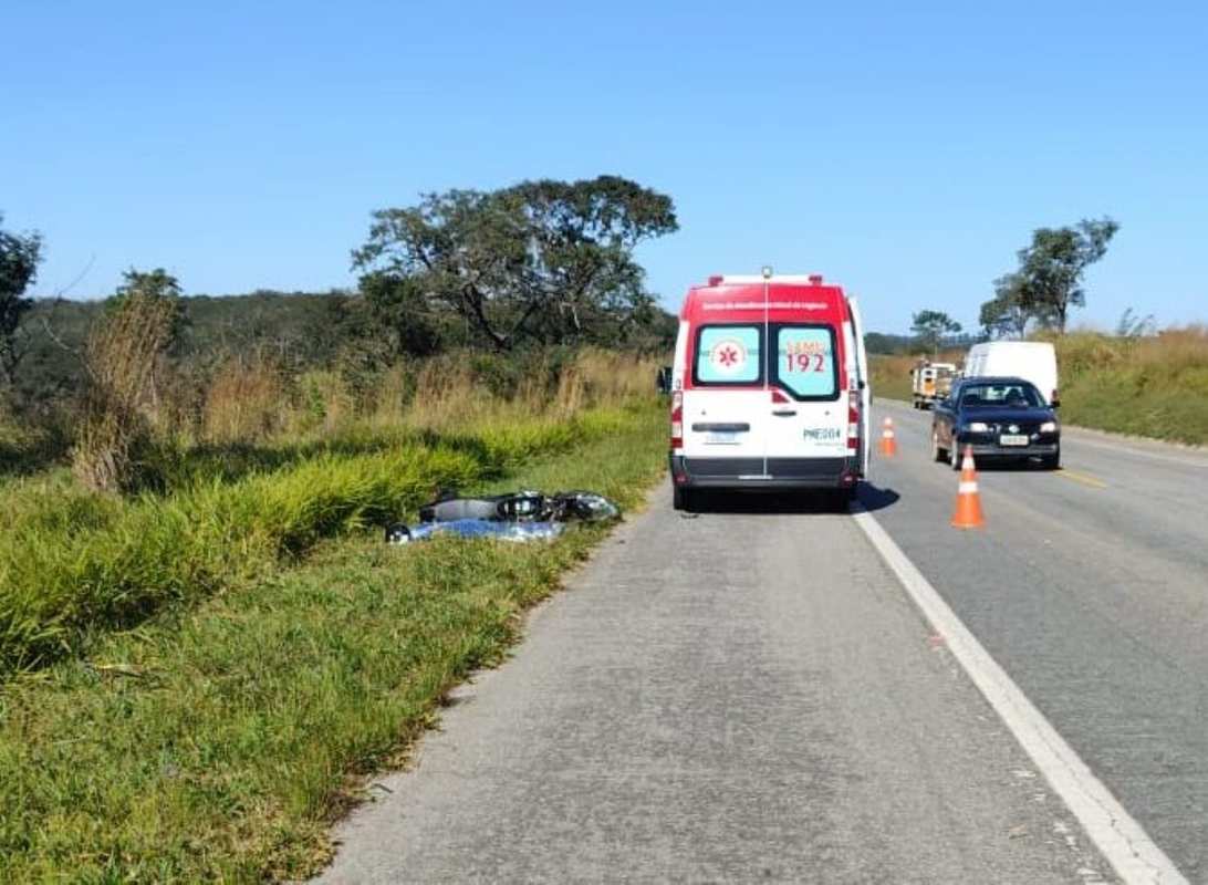 Motociclista morre em acidente envolvendo uma camionete em Divinópolis — Foto: SAMU/Divulgação