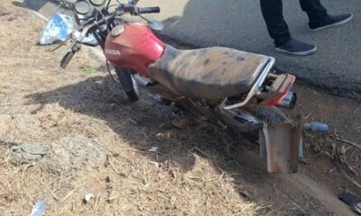 Motociclista morreu após bater a moto em que estava em um barranco — Foto: PRF/Divulgação