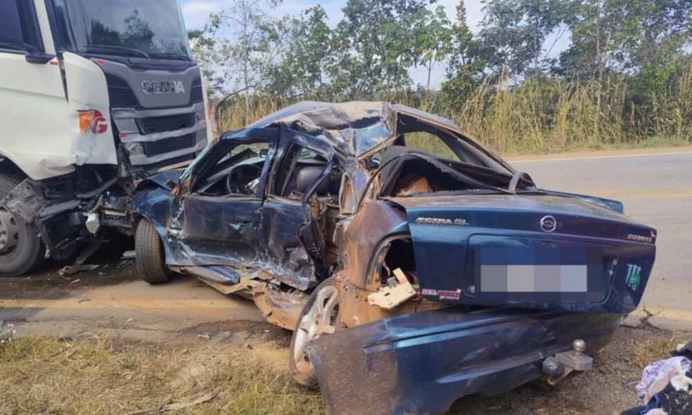 Motorista morre após bater de frente com caminhão em Pompéu — Foto: PMRv/Divulgação