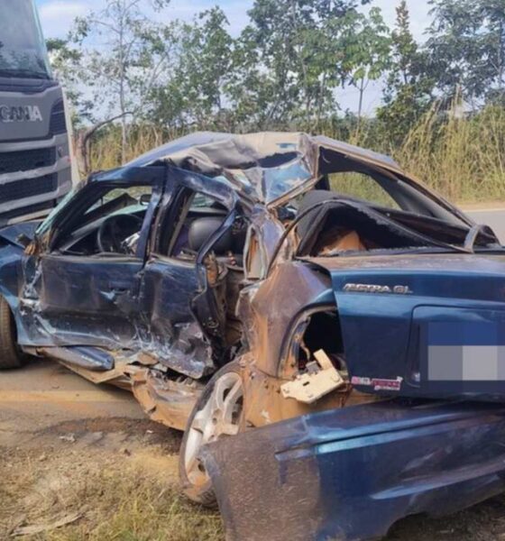 Motorista morre após bater de frente com caminhão em Pompéu — Foto: PMRv/Divulgação